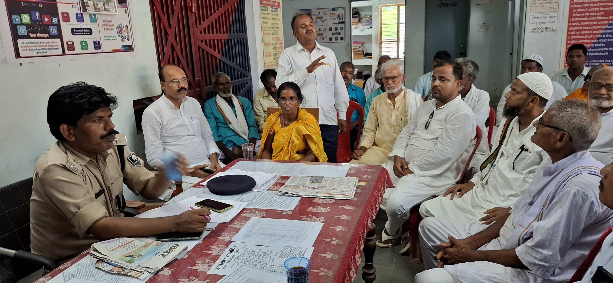 बकरीद पर्व को लेकर थाना परिसर में आयोजित कि गई शांति समिति की बैठक