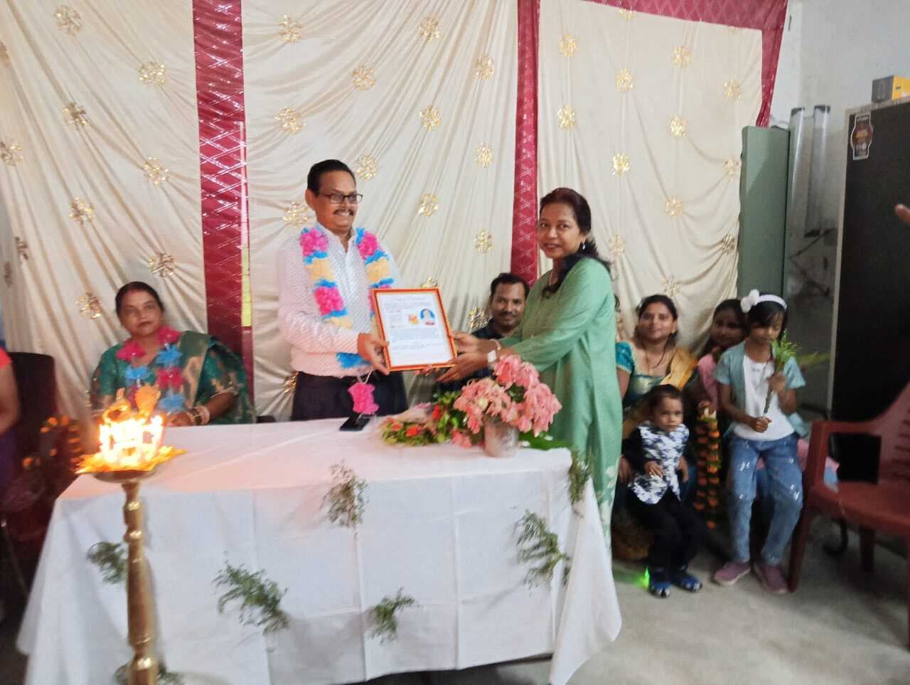 सेवानिवृत्त कर्मी को दी गयी विदाई