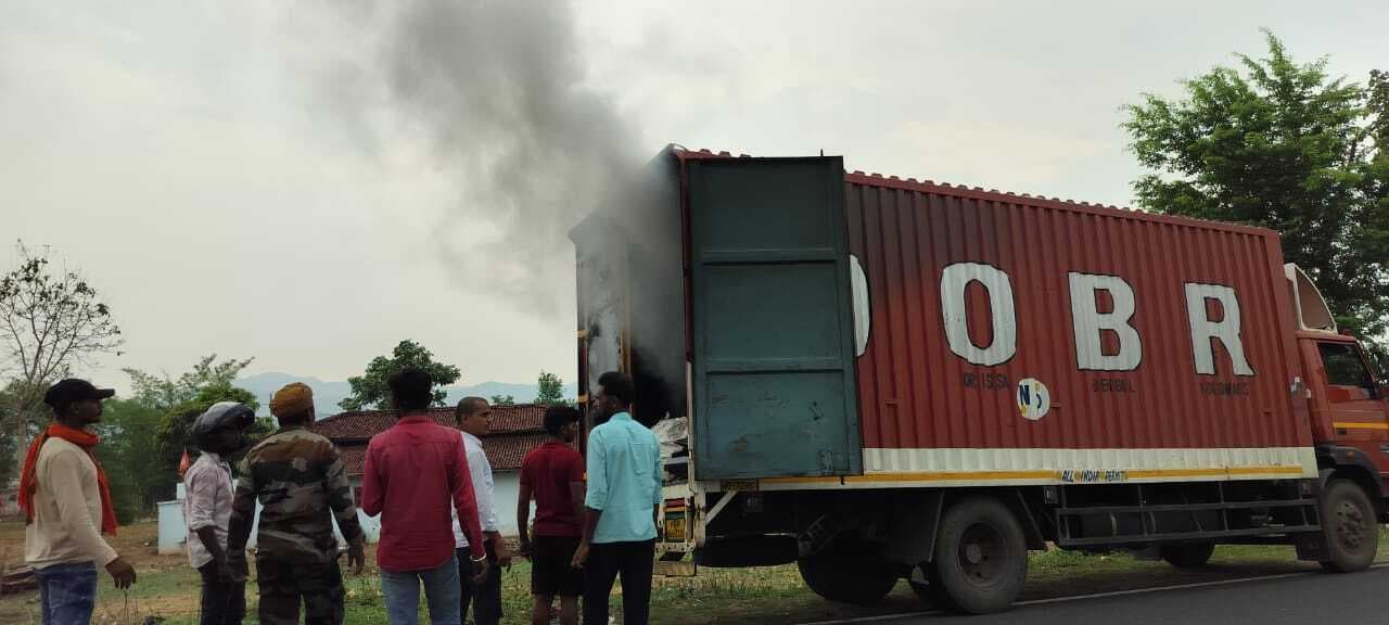 मनिका में चलती कंटेनर में लगी आग, अफरा-तफरी
