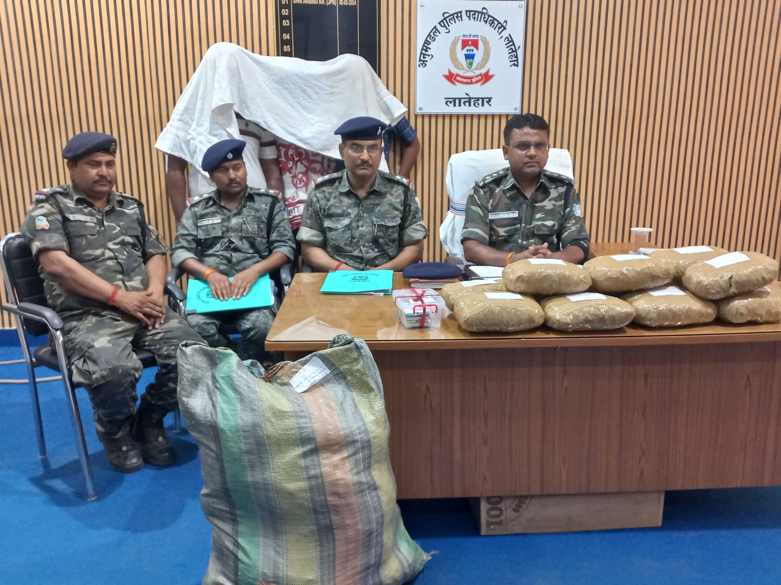 दो कार से 30 किलो गांजा बरामद, तीन गिरफ्तार