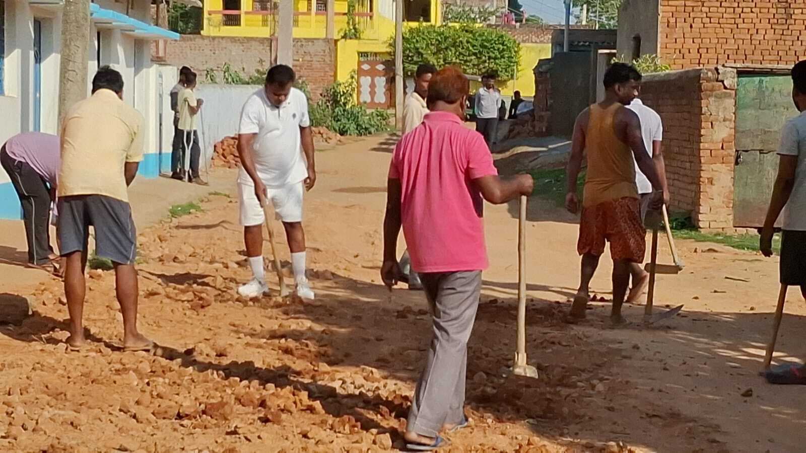 ग्रामीणों ने श्रमदान कर की सड़क की मरम्मत