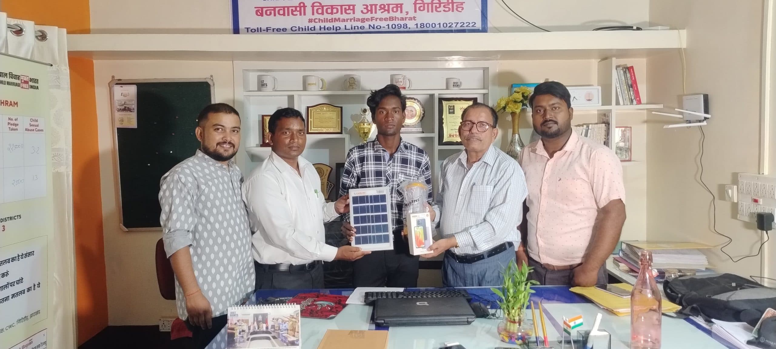 Giridih News :मुकेश बिरहोर ने मैट्रिक में लाये 65 फीसदी अंक, सम्मानित