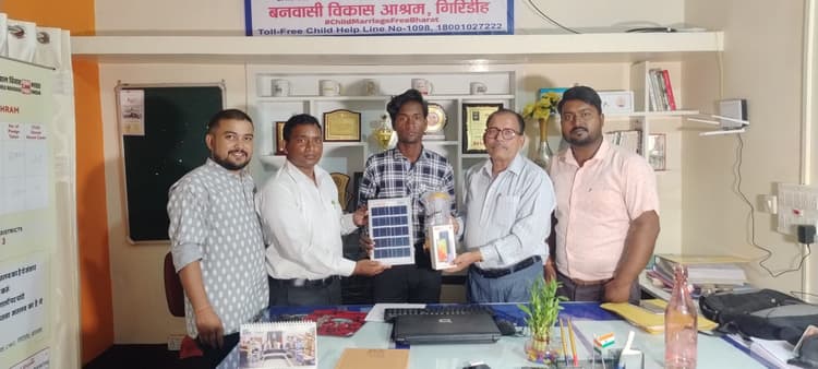 Giridih News :मुकेश बिरहोर ने मैट्रिक में लाये 65 फीसदी अंक, सम्मानित