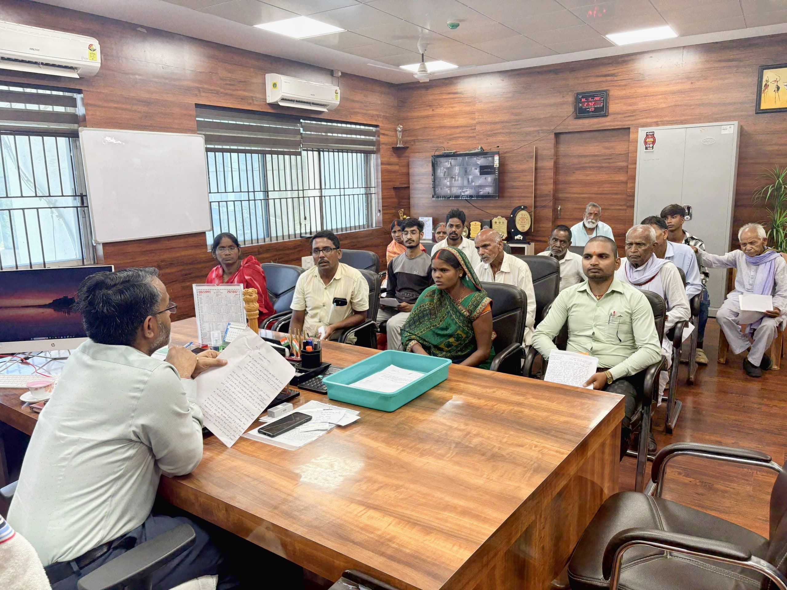 Giridih News :डीसी ने लगाया जनता दरबार, पहुंचे फरियादी