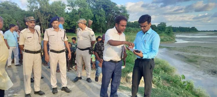 Madhubani News : एसडीओ ने कमला नदी कटाव स्थल का किया निरीक्षण