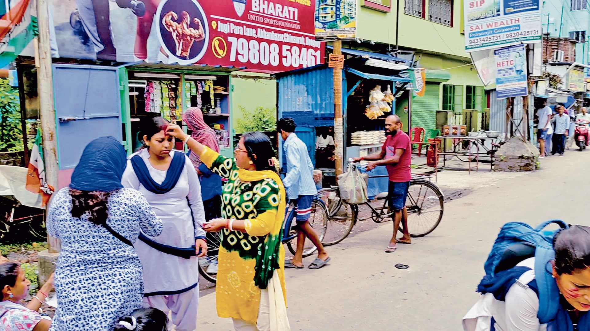 चुंचुड़ा में महिला पुलिसकर्मियों के माथे व गाल पर लगाया सिंदूर