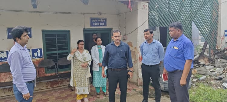 Seraikela Kharsawan News : खरसावां सीएचसी के अनुपस्थित डॉक्टर व दो कर्मियों का एक दिन का वेतन कटा