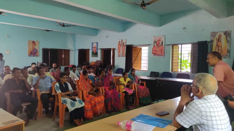 East Singhbhum News : कृषि के आधुनिक तकनीक से अवगत हुए बड़ाखुर्शी के किसान
