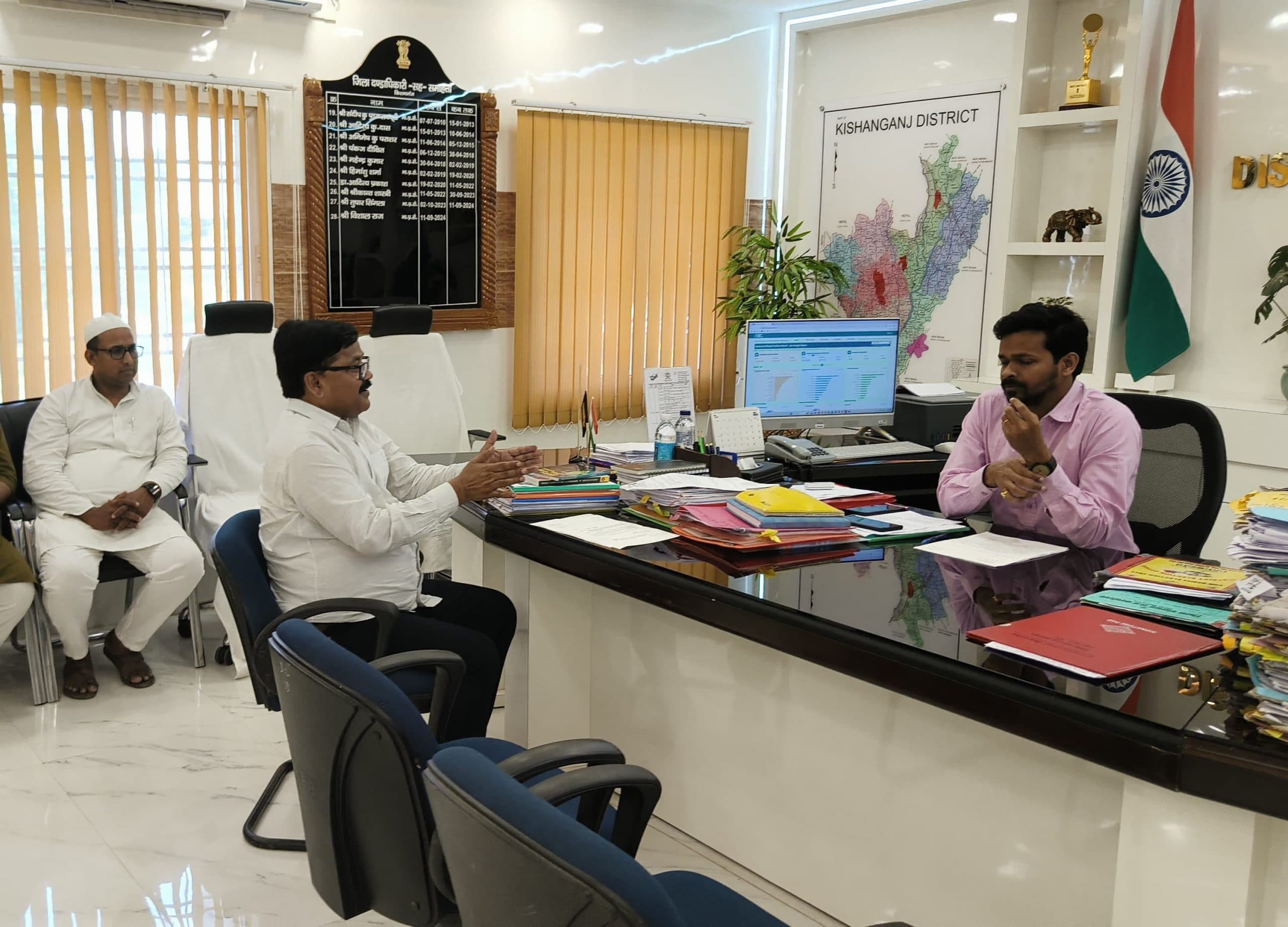 पूर्व विधायक ने डीएम से मृतक के आश्रितों के लिए मुआवजे की मांग की