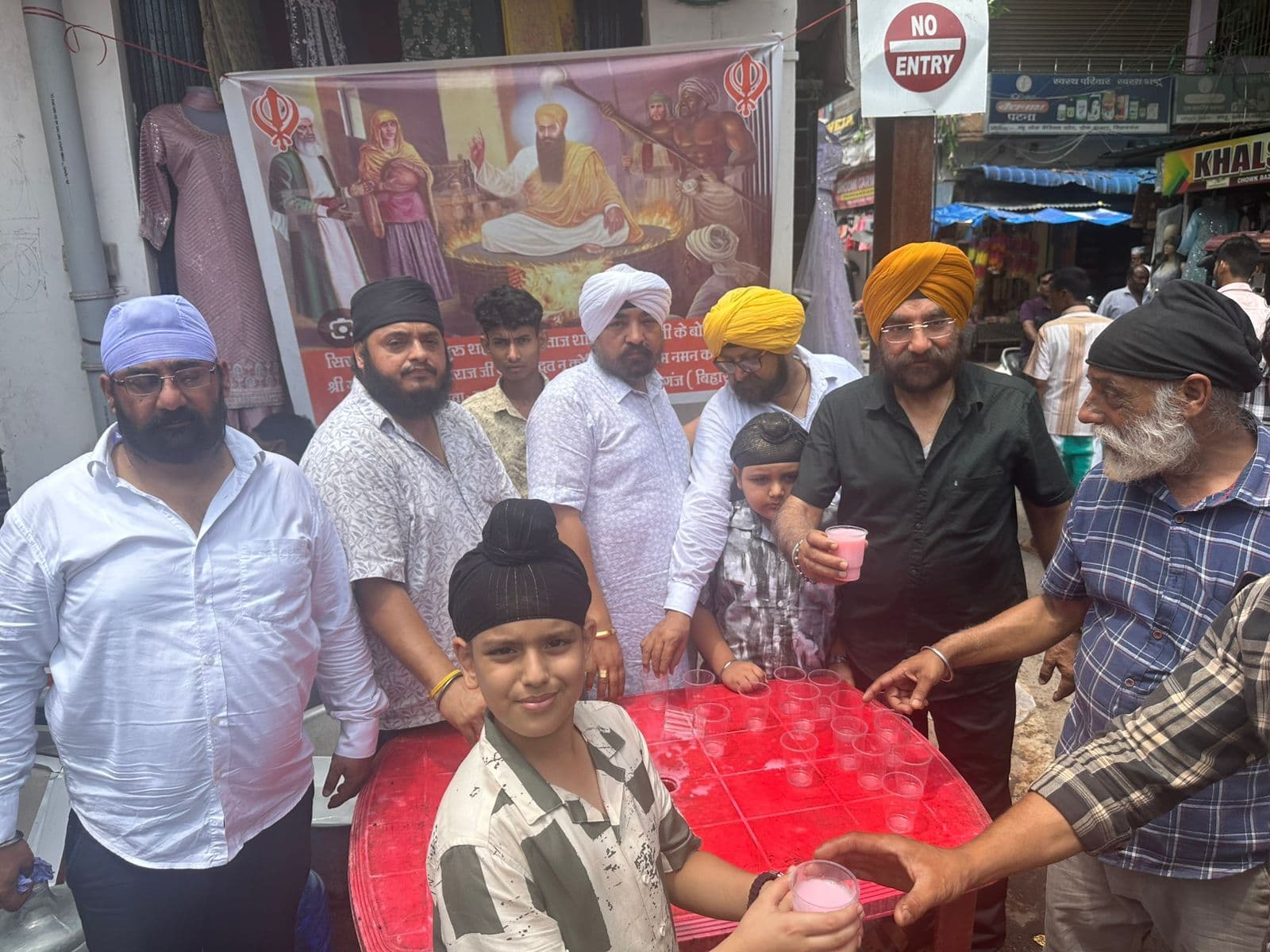 गुरु अर्जुन देवजी के शहीद दिवस पर विभिन्न चौक चौराहों में सेवा शिविर आयोजित