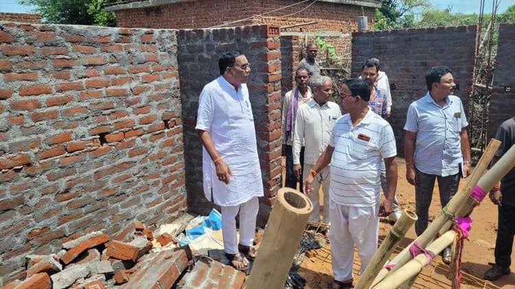 Giridih News :विधायक ने की महिला का मकान ढहाने के वाले वनरक्षियों पर कार्रवाई की मांग