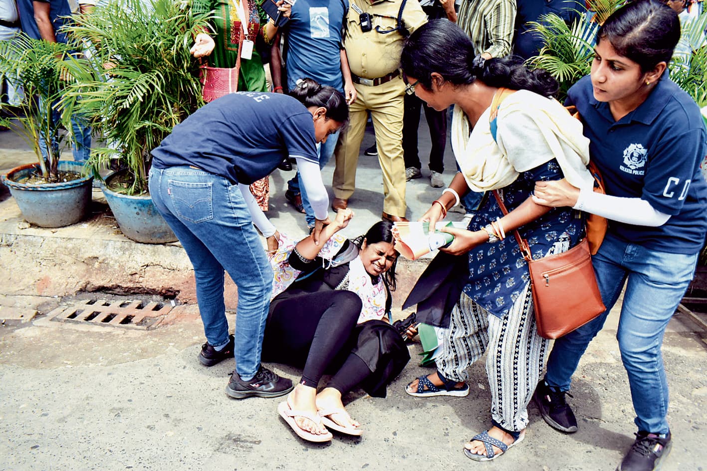 अर्द्धनग्न जुलूस के पहले ही 110 शिक्षक लिये गये हिरासत में