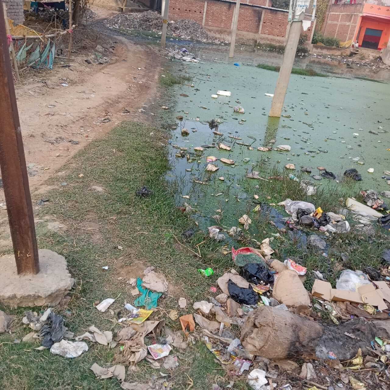 गलियों में बह रहा नाली का गंदा पानी