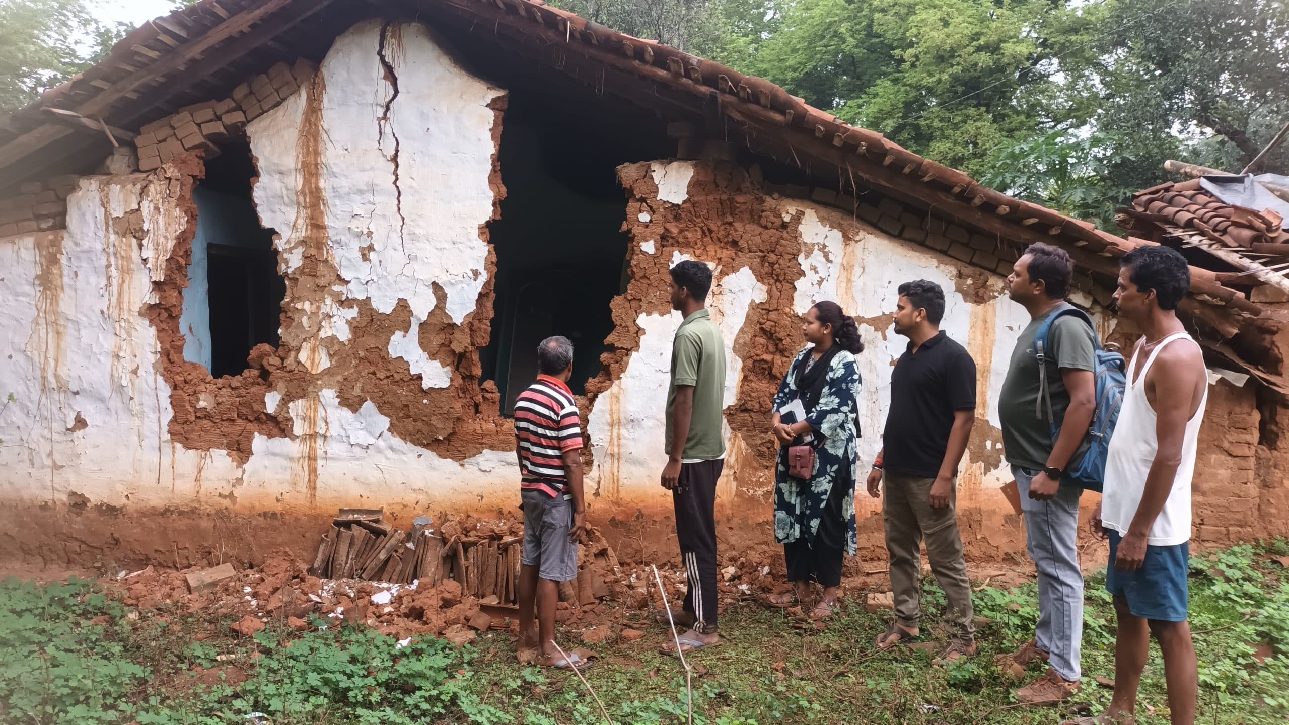 हाथी का उत्पात, पांच घर को धंसाया