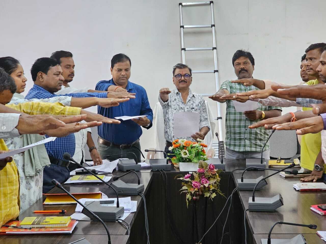 बीडीओ ने कर्मियों को दिलायी तंबाकू निषेध की शपथ
