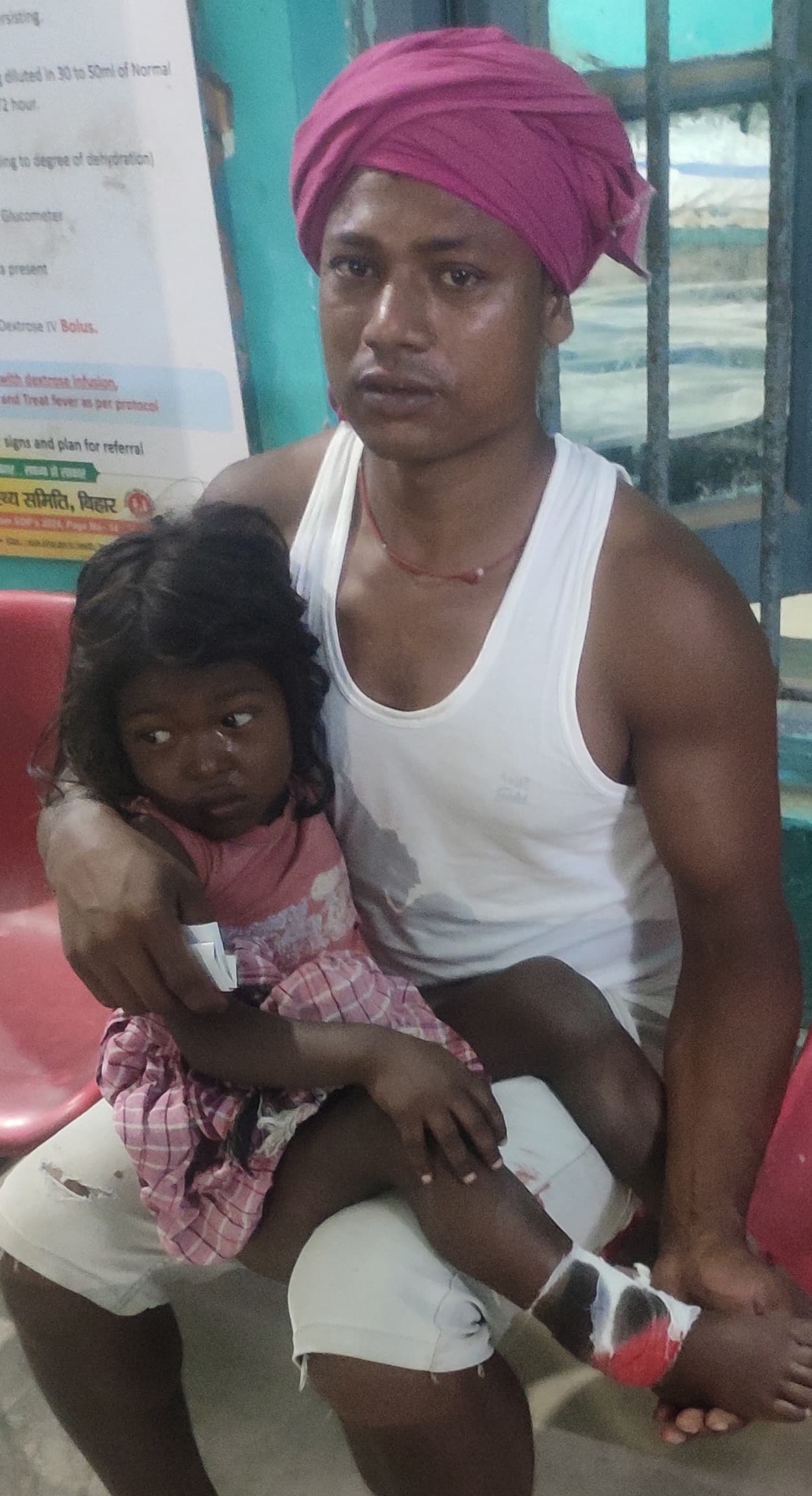 पैर पर बोरा गिरने से घायल बच्चा रेफर