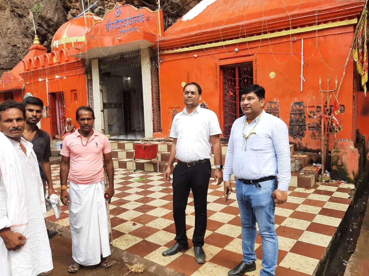 संभावित बाढ़ के खतरा को ले अधिकारी ने तटबंध की मजबूती को परखा