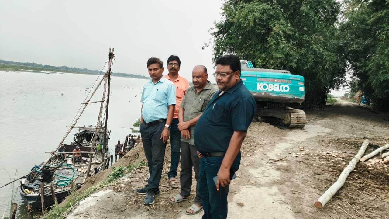 कटाव निरीक्षण की जांच करने पहुंचे अधिकारी