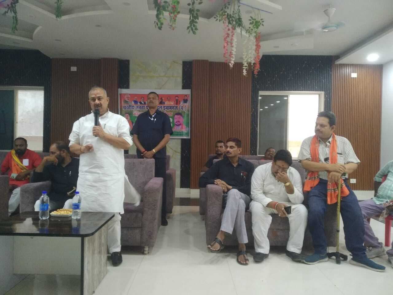 घर-घर जाकर लोगों को सरकार की योजनाएं बताएं : पूर्व सांसद