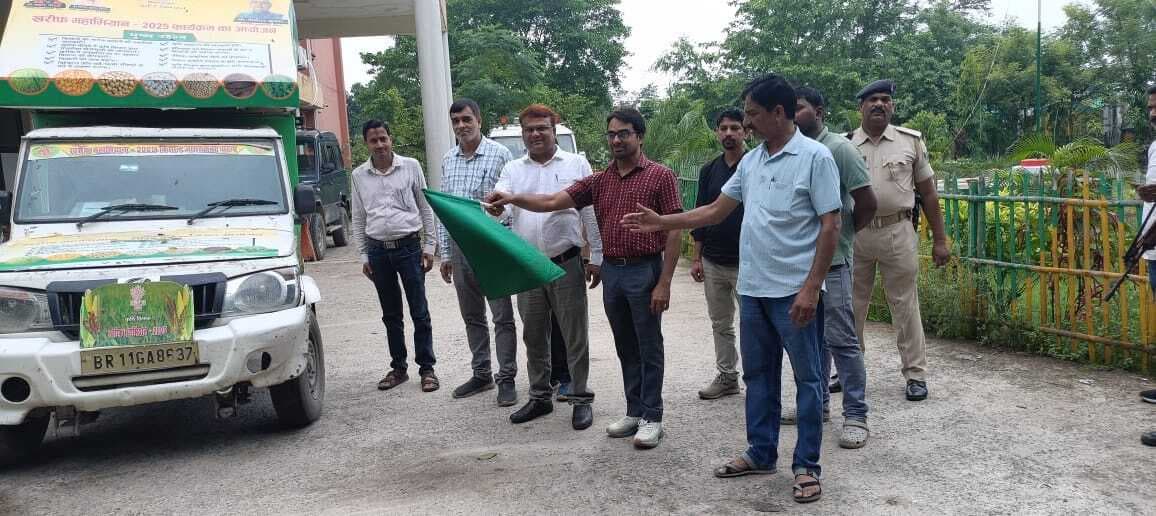कृषि जन कल्याण चौपाल रथ को डीएओ ने हरी झंडी दिखाकर रवाना किया