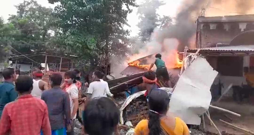 रामपुर में बिजली शॉर्ट सर्किट से लगी भीषण आग, चार घर सहित लाखों की संपत्ति जलकर राख