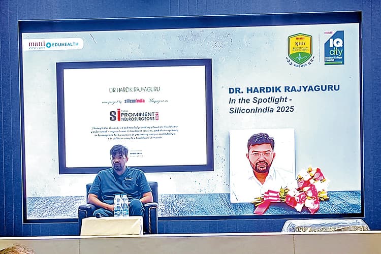 दुर्गापुर : देश के शीर्ष 10 न्यूरोसर्जन में शुमार हुए डॉ हार्दिक राजगुरु