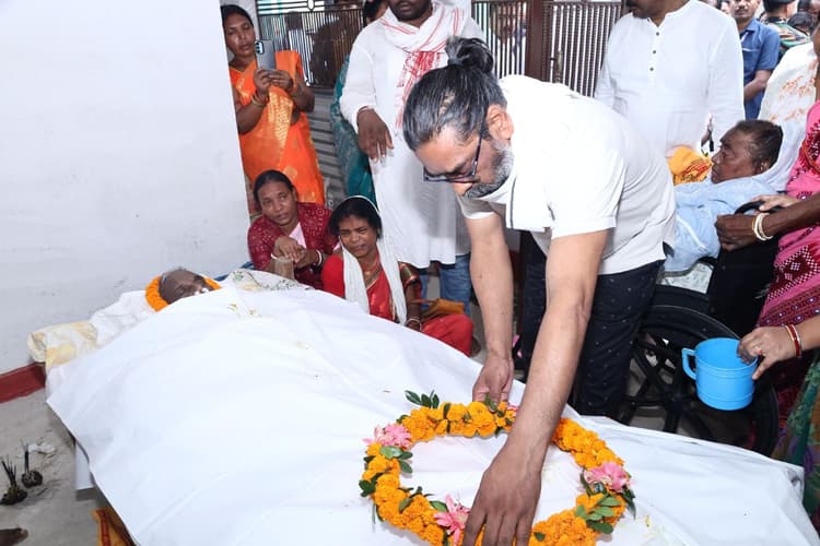 हेमंत सोरेन के चाचा का निधन, नेमरा गांव पहुंचकर झारखंड के सीएम ने दी श्रद्धांजलि