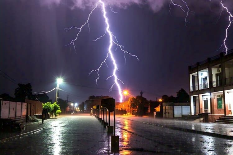 Jharkhand Rain Alert: झारखंड के 16 जिलों में आंधी-तूफान के साथ बारिश, वज्रपात की चेतावनी, फिर गर्मी ढाएगी कहर