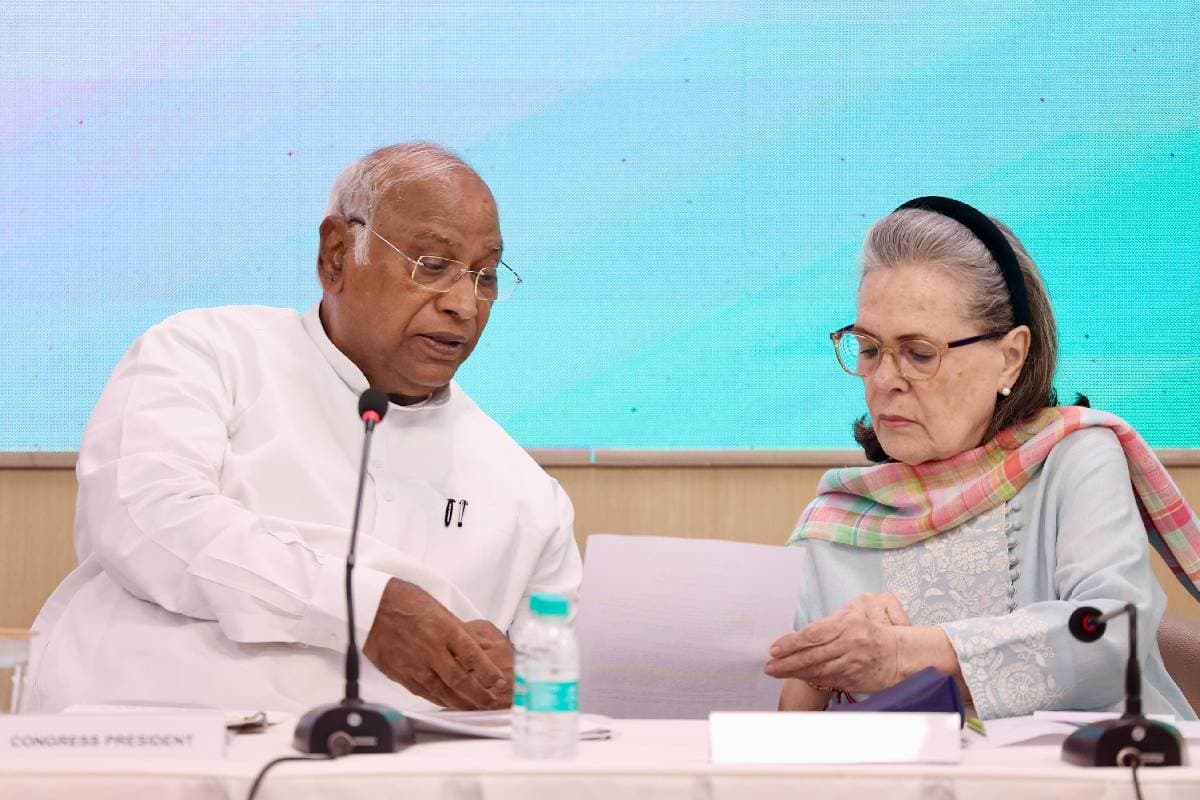 mallikarjun kharge with sonia gandhi mallikarjun kharge with sonia gandhi