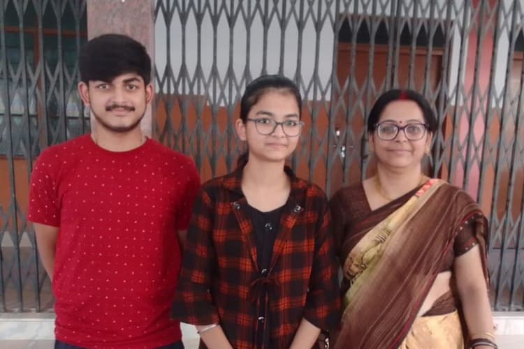 JAC Board 12th Commerce Topper: फुटपाथ दुकानदार की बिटिया ने इंटर कॉमर्स में किया झारखंड टॉप, ये है सपना