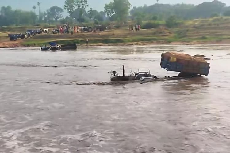 झारखंड की हहारो नदी में पानी की तेज धार में बह गए दो ट्रैक्टर, टला बड़ा हादसा, मूसलाधार बारिश से बढ़ा जलस्तर
