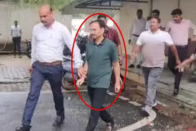 Jharkhand Liquor Scam: निलंबित IAS विनय चौबे ने खटखटाया हाईकोर्ट का दरवाजा, ACB की गिरफ्तारी को दी चुनौती