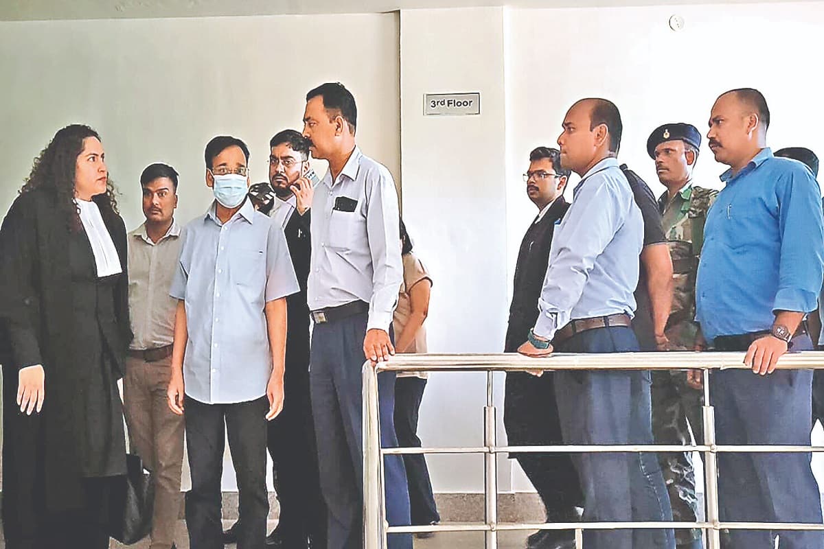 Jharkhand Liquor Scam: शराब घोटाला केस में ACB सख्त, विनय चौबे और गजेंद्र सिंह को पूछताछ के बाद भेजा गया जेल Jharkhand Liquor Scam: शराब घोटाला केस में ACB सख्त, विनय चौबे और गजेंद्र सिंह को पूछताछ के बाद भेजा गया जेल