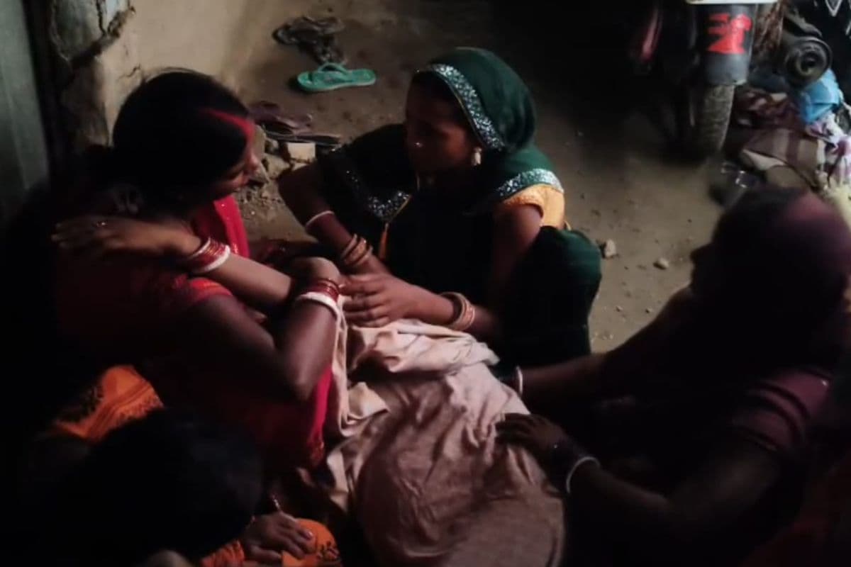 Bihar News: भागलपुर में गर्भवती पत्नी के सामने फंदे से झूला पति, शराब पीने को लेकर हुआ था विवाद