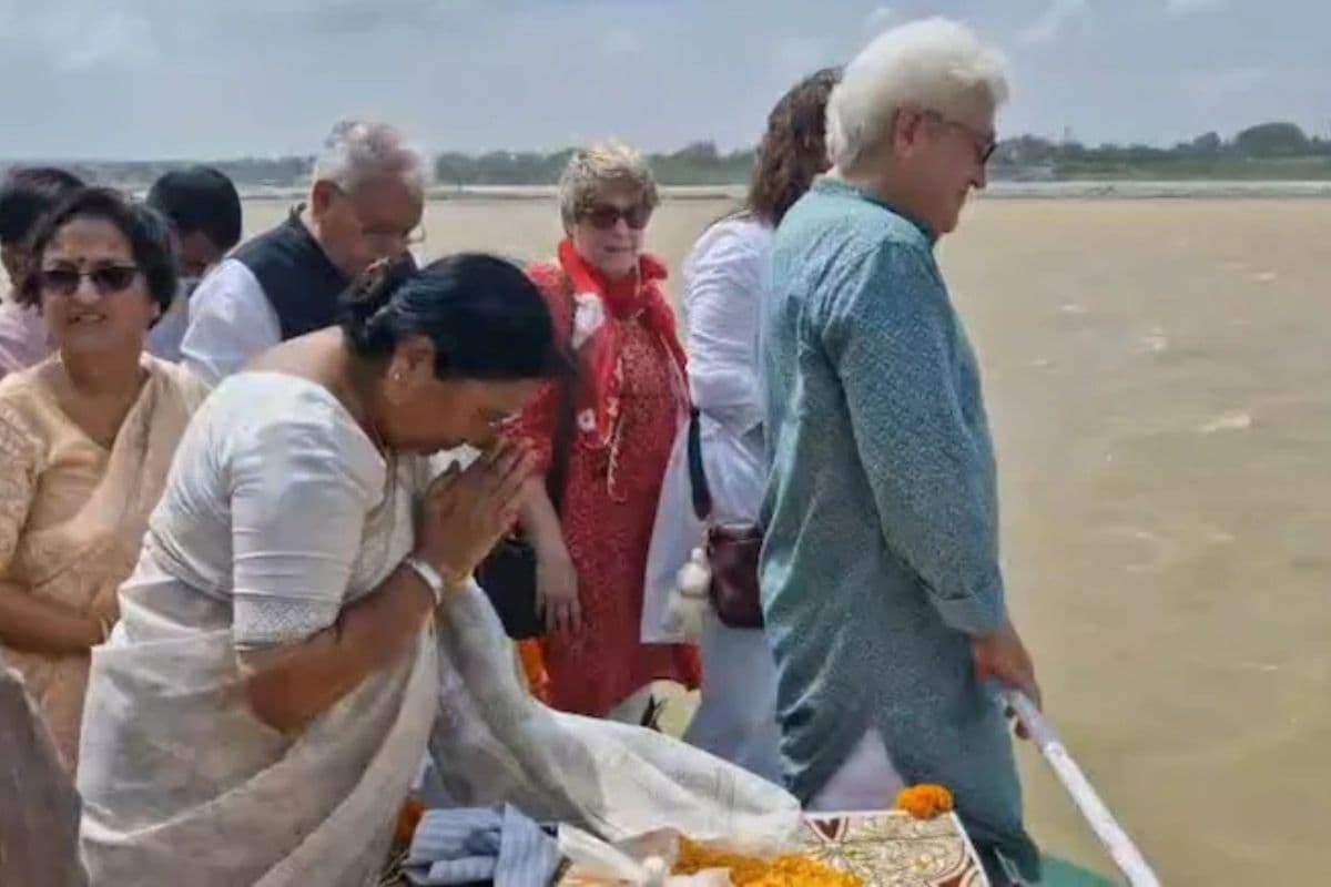 अस्थियां विसर्जित करते अमेरिकी प्रोफेसर वाल्टर हाउजर का परिवार