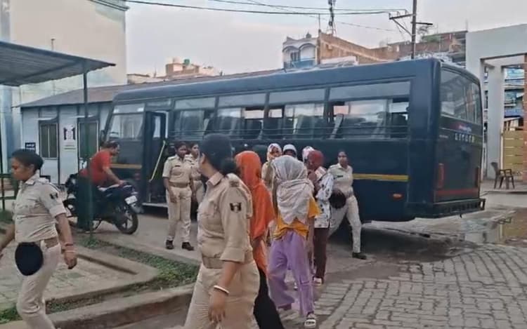 गोपालगंज पुलिस ने की बड़ी कार्रवाई, डांसरों से जबरन अनैतिक कार्य कराने वाले आर्केस्ट्रा संचालक अरेस्ट