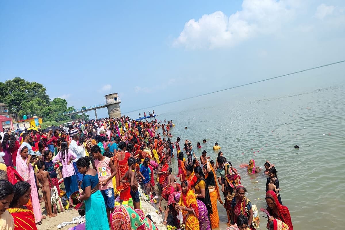 गंगा दशहरा पर राजमहल के उत्तर वाहिनी गंगा में उमड़ी भक्तों की भीड़
