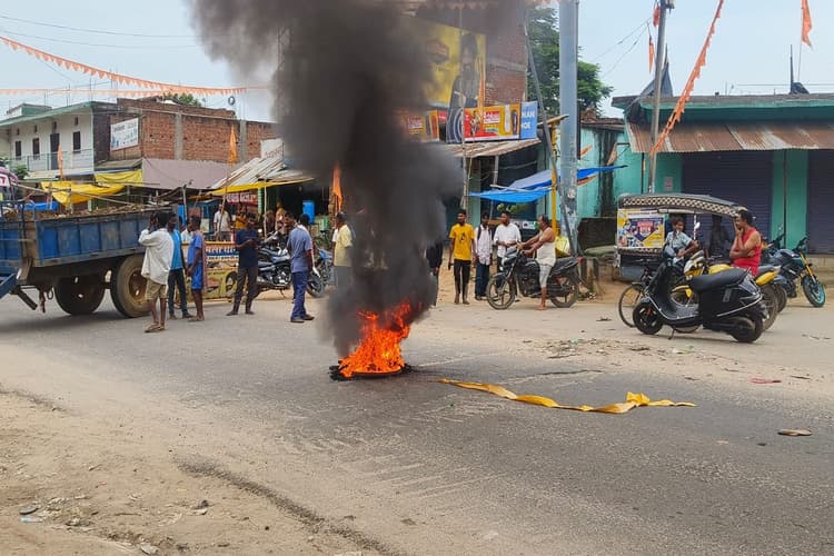 Jharkhand Bandh: गुमला में दिख रहा बंद का असर, सड़क पर उतरे आदिवासी संगठन के लोग, देखें तस्वीरें