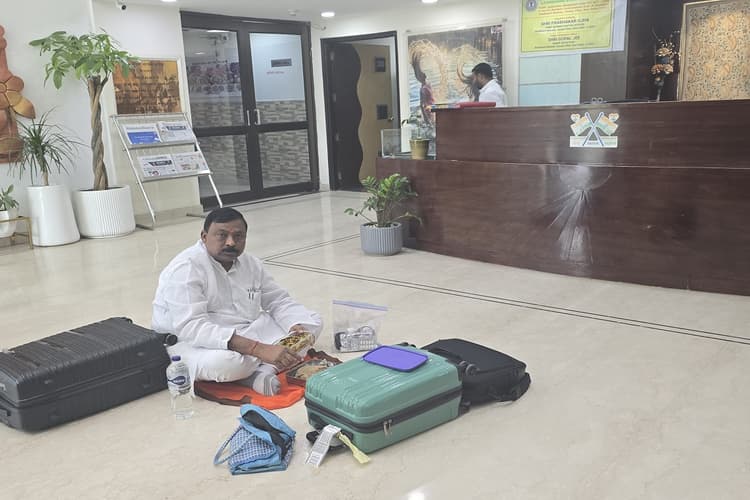 Jharkhand Bhawan: झारखंड भवन में कमरा नहीं मिलने पर आहत दिखे पांकी विधायक शशिभूषण मेहता, धरना दिया