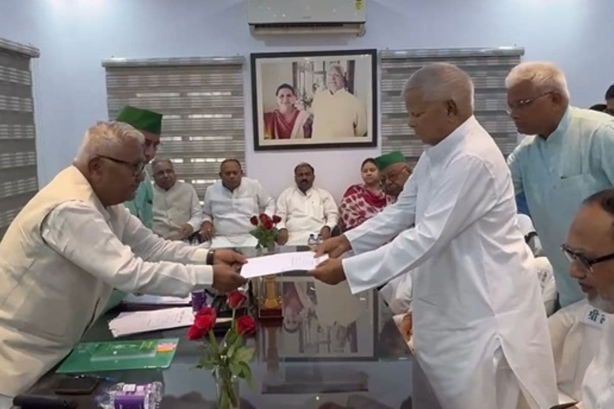 राजद अध्यक्ष पद के लिए नामांकन दाखिल करते लालू यादव