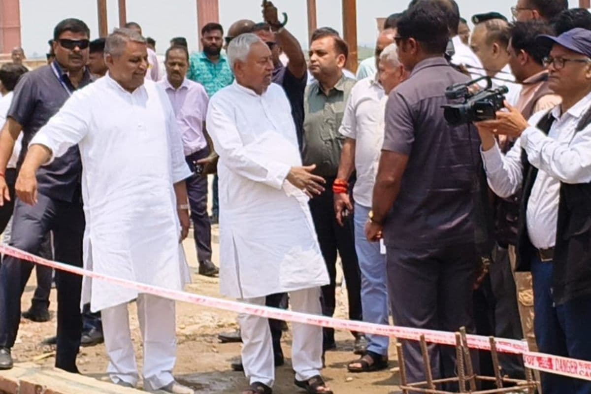 रिवर फ्रंट प्रोजेक्ट का निरीक्षण करते सीएम नीतीश
