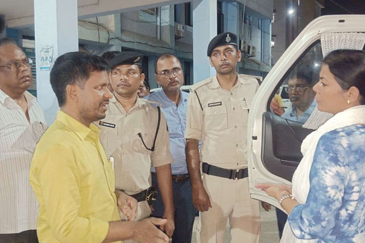 सदर अस्पताल में औचक निरीक्षण करतीं वैशाली डीएम