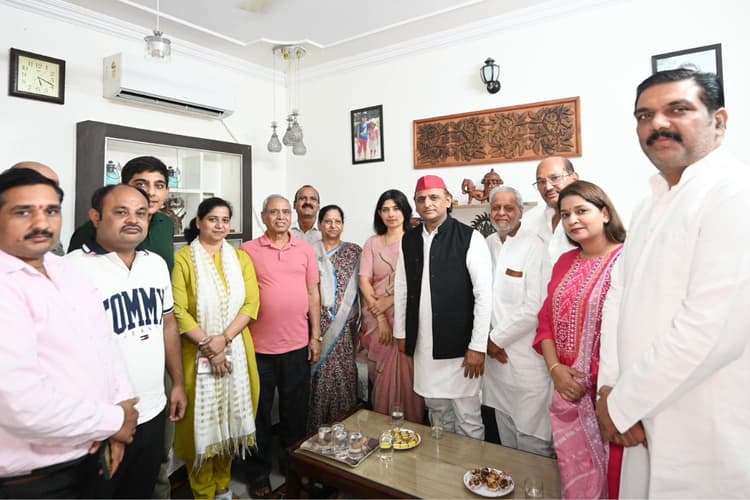 ब्राह्मण वोट बैंक पर अखिलेश की नजर? शुभांशु शुक्ला के घर पहुंचने के क्या हैं सियासी मायने