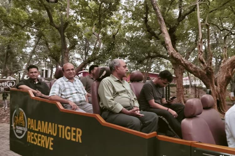 भारत भ्रमण के दौरान बेतला नेशनल पार्क पहुंची 2024 बैच की आईएएस टीम