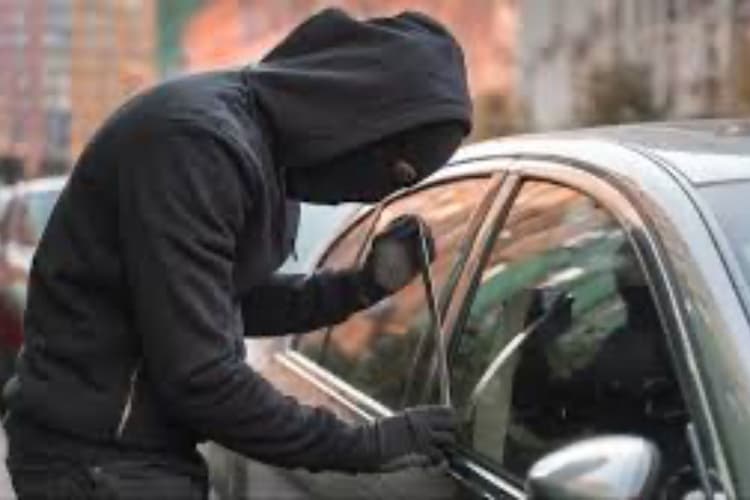 Bihar News: बिहार में रात 2 बजे थाना परिसर में घुसे चोर, जब्त की गयी लग्जरी कार लेकर हो गए फरार