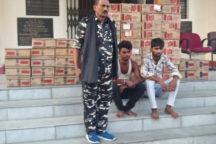 पटना-बक्सर फोरलेन पर ट्रक के तहखाने से सात लाख की अंग्रेजी शराब जब्त, दो तस्कर गिरफ्तार
