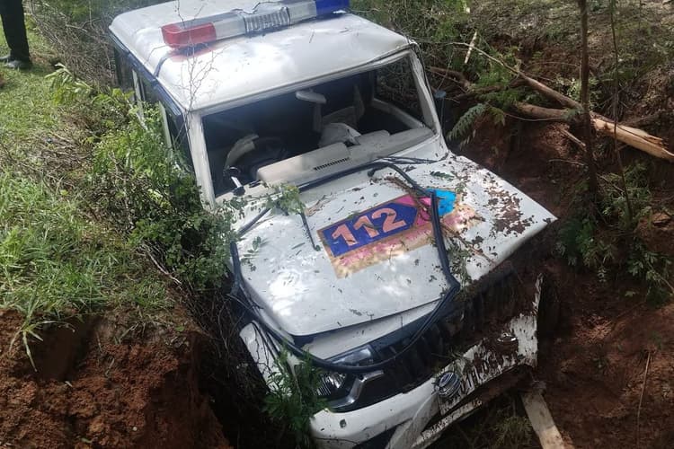 गयाजी में गश्त कर रही पुलिस की जीप गड्ढे में पलटी, ASI समेत महिला सिपाही की हालत गंभीर