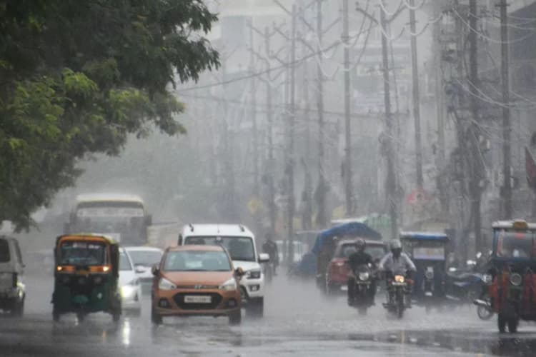 Bihar Rain Alert: बिहार के इन 23 जिलों में भयंकर बारिश का अलर्ट, IMD ने जारी की आंधी-बिजली की भी चेतावनी