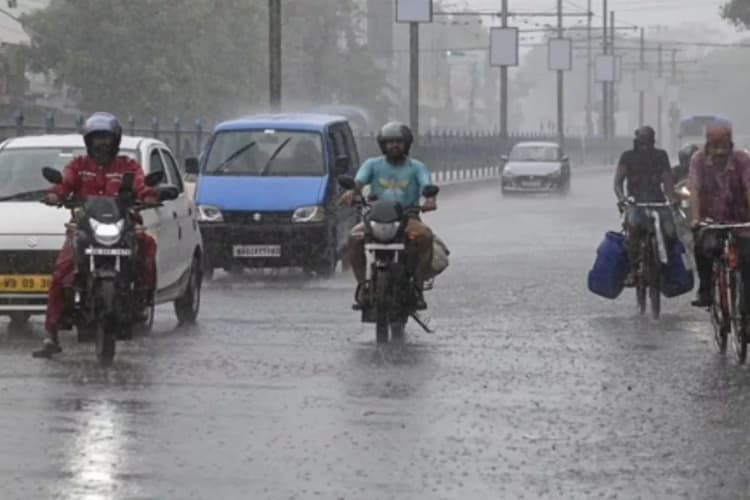 Heavy Rain Alert: आज झूमकर बरसेंगे बादल, जानें यूपी के किन जिलों में होगी बारिश