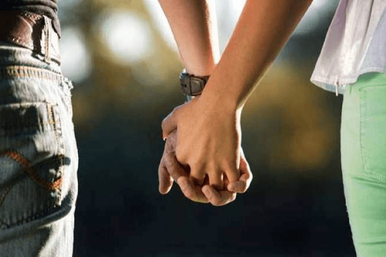 Bihar News: मां के गहने बेचकर पत्नी को पढ़ाया, नौकरी लगते ही आशिक संग हुई फरार